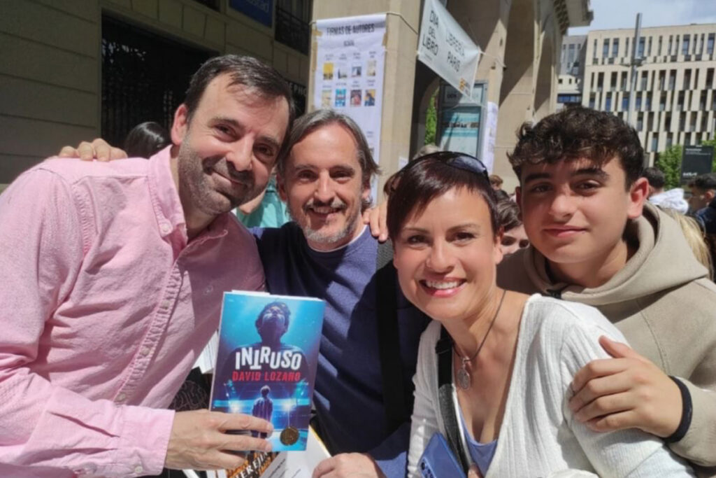 David Lozano firmando libros en Zaragoza este 23 de abril con motivo de la celebración del Día del Libro y con sus fans