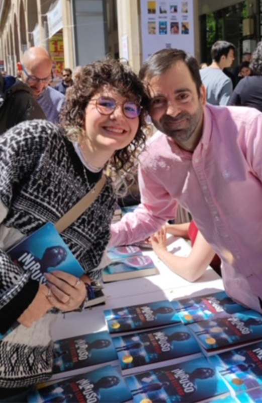David Lozano firmando libros en Zaragoza este 23 de abril con motivo de la celebración del Día del Libro y con sus fans